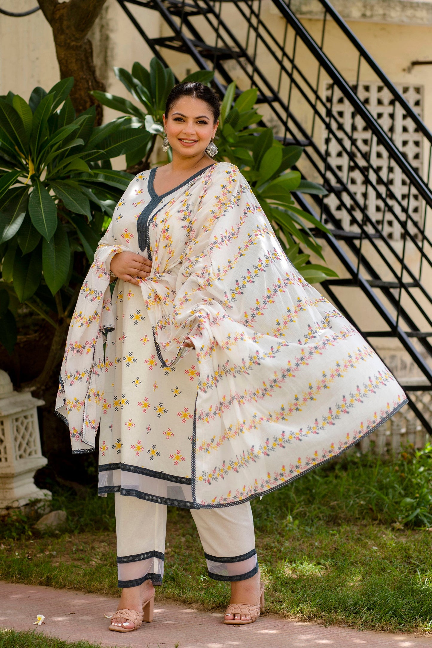 Off-White Printed Kurta pant Dupatta Set (Cotton)